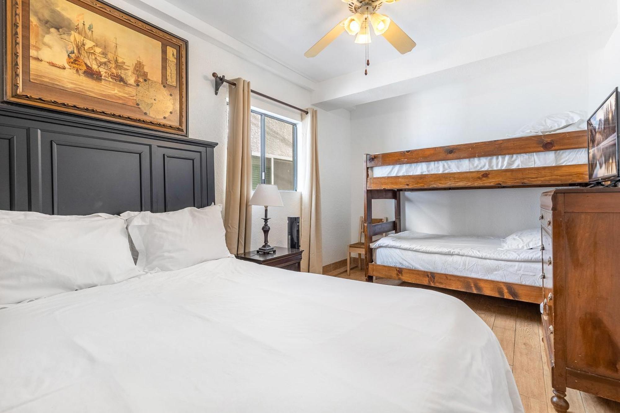 Newport Beachhouse Upper & Lower Units Room photo